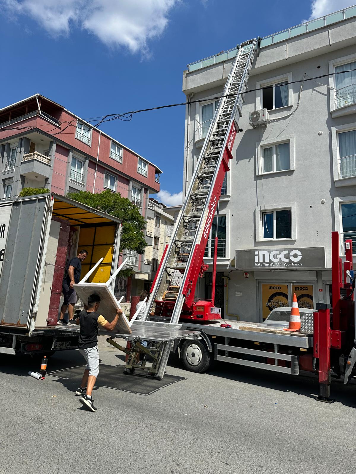 Asansörlü taşımacılık hizmetlerimiz ile eşyalarınızı güvenle taşıyoruz.